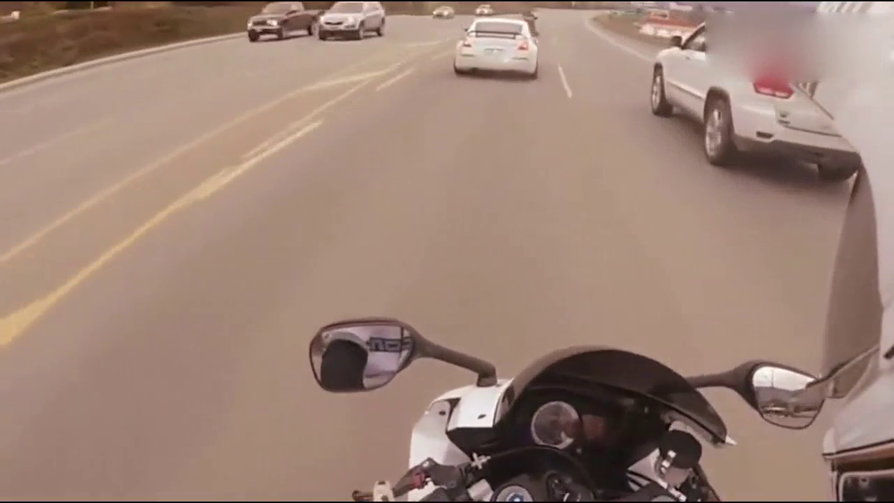 马路上2万的机车遇上了70万的跑车