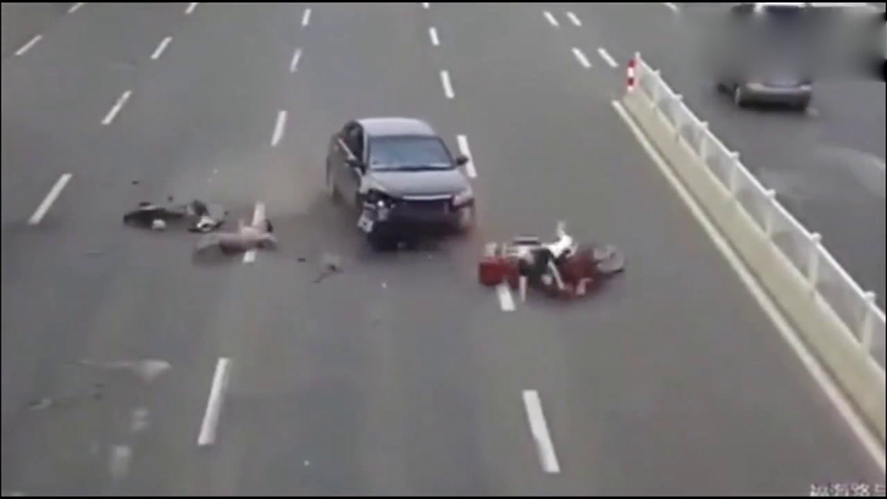 这样的电动车太欺负人了，小车要负责吗