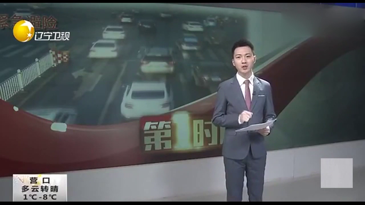 电动车女司机车流中连闯2次红灯 交警看到奋不顾身扑救