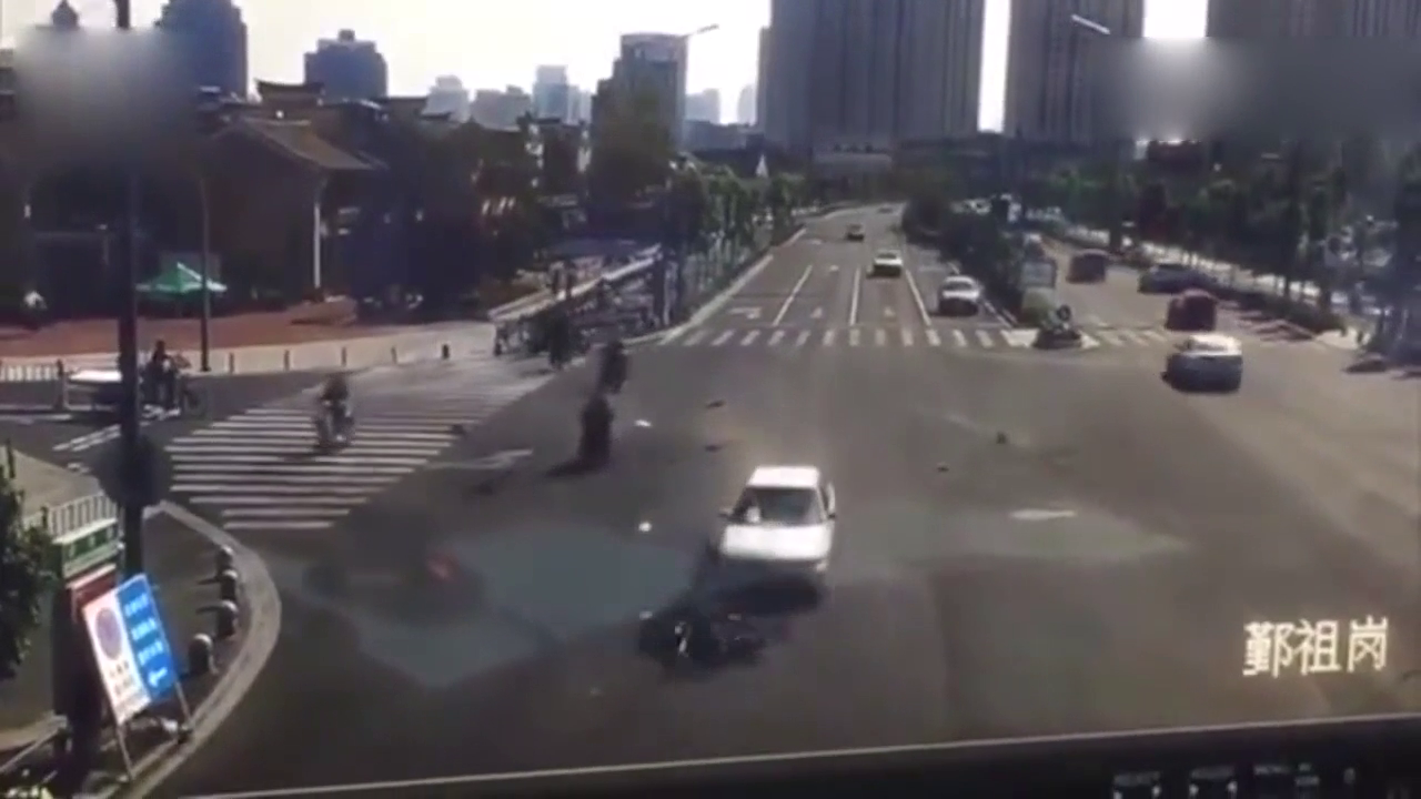 电动车闯红灯遭轿车撞飞 场面惊悚惨不忍睹