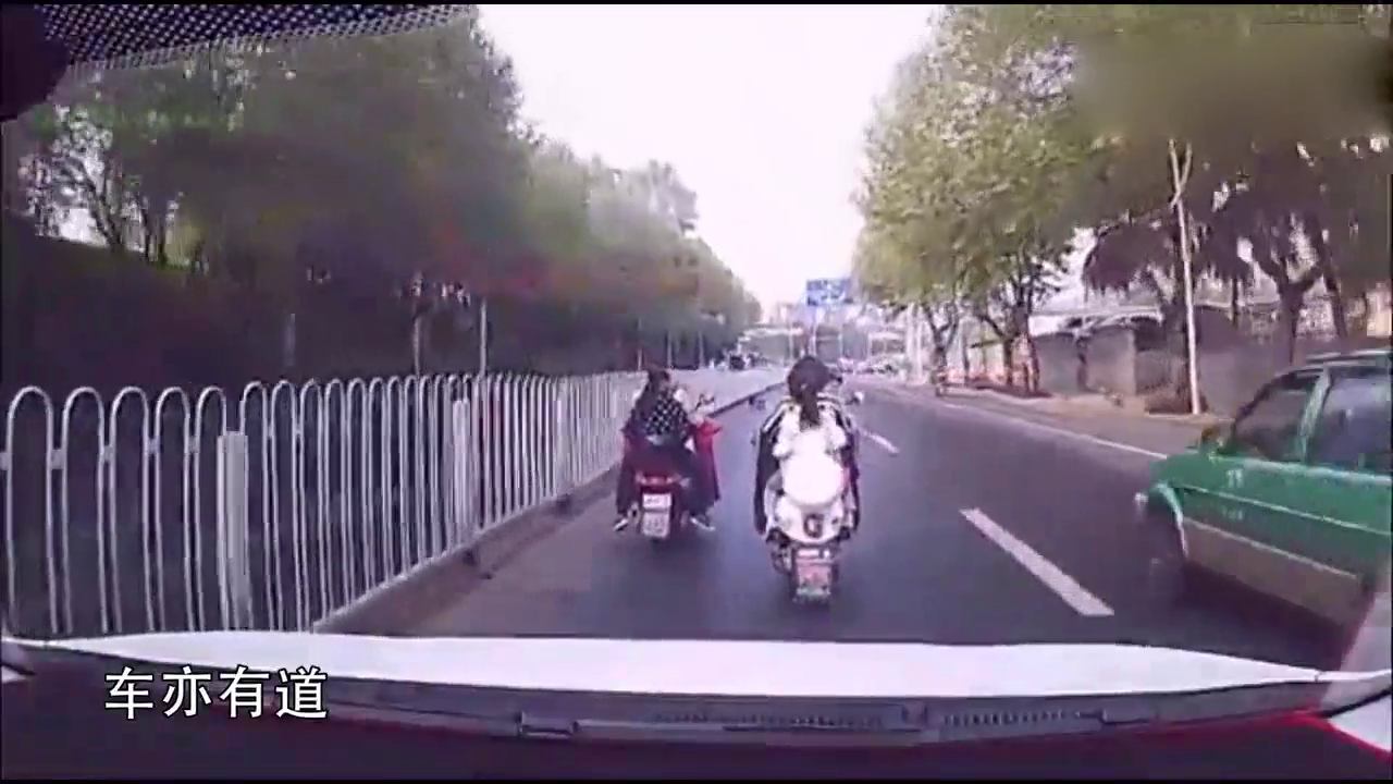 就是不让开，电动车就这样一直挡在我前面