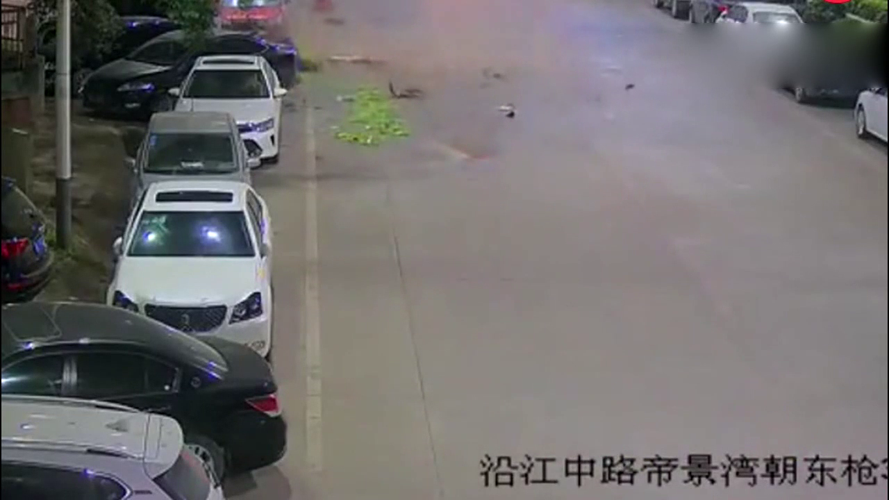 电动车男子死的太冤了，家人至今无法接受，监控拍下这恐怖一幕！