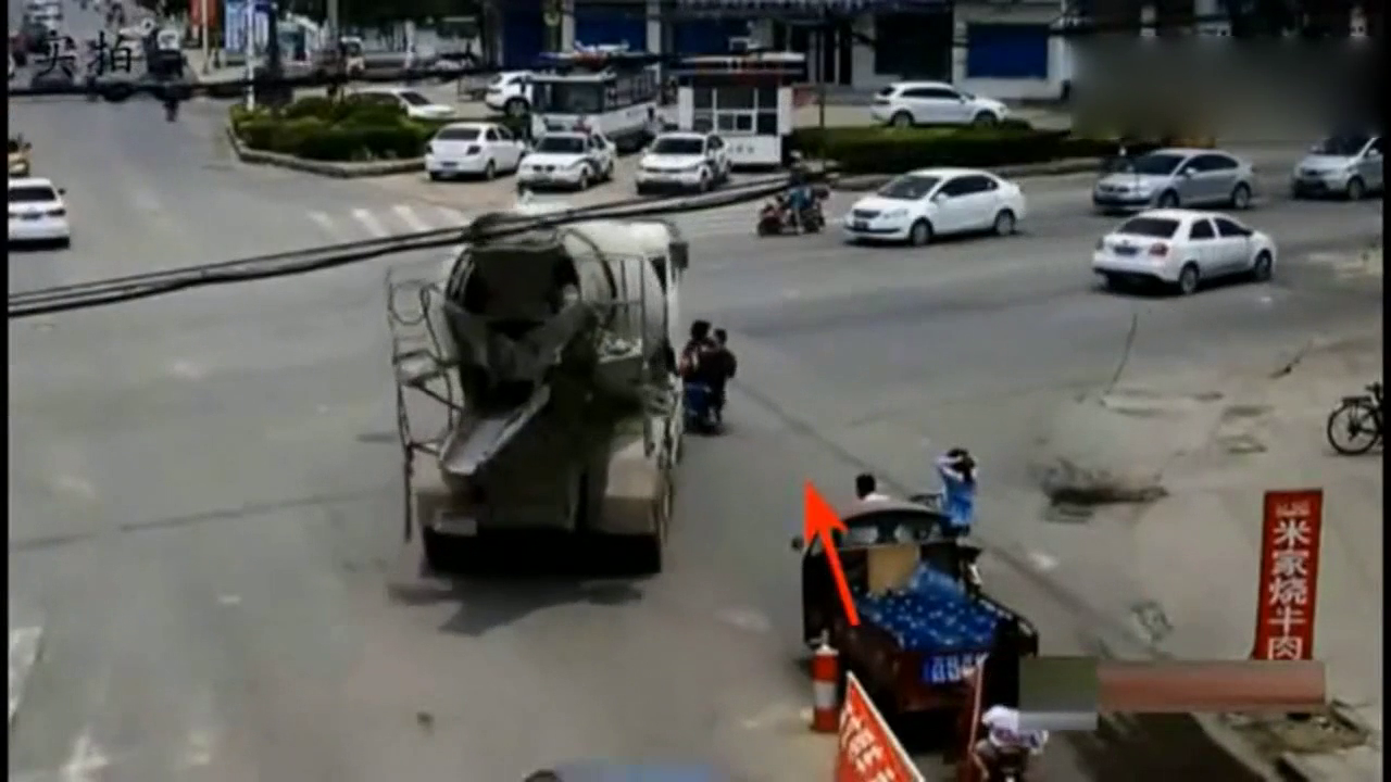 电动车进入大货车视线盲区，下一秒悲剧发生了