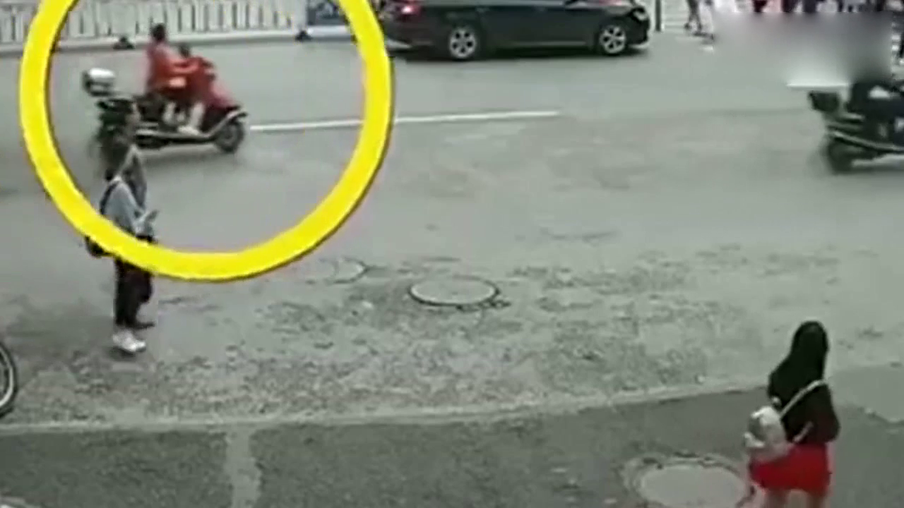 丰田司机礼让行人过马路，电动车却不守规矩