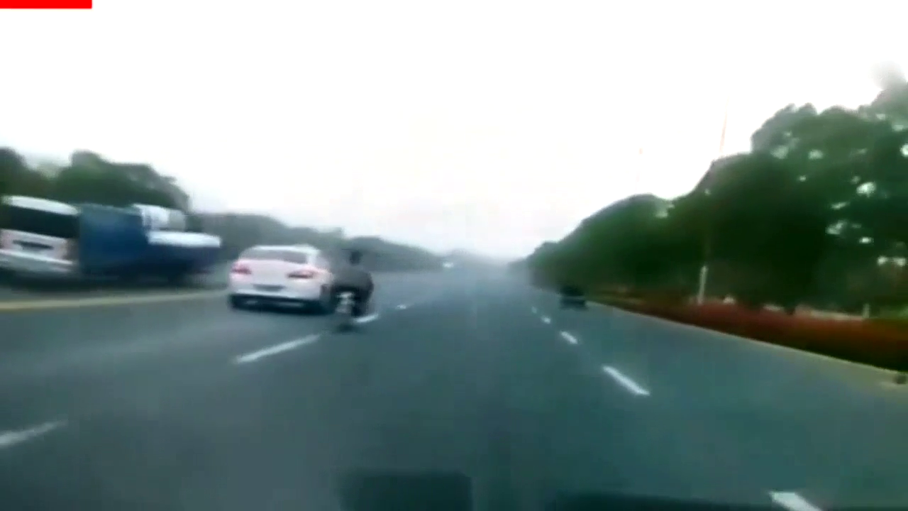 电动车拼了老命别白色轿车，教练说：背黑锅的不应该是面包车