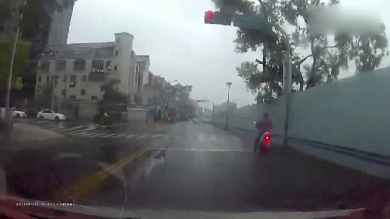 十次车祸九次快，电动车闯红灯险酿车祸