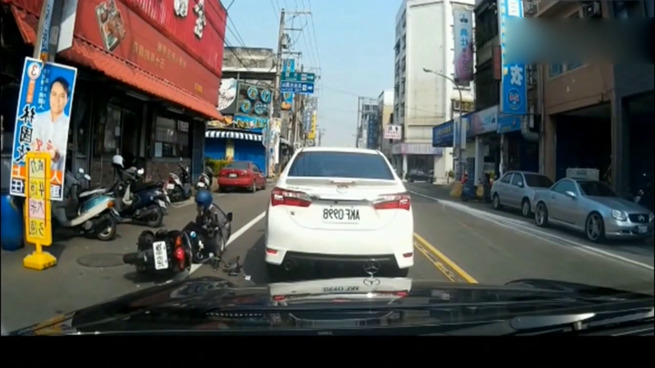 女司机这一坏习惯，把电动车妹子坑苦了