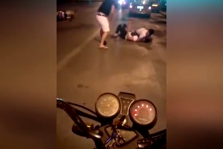 实拍电动车和丰田车刮碰 电动车主被摁地棍打双腿