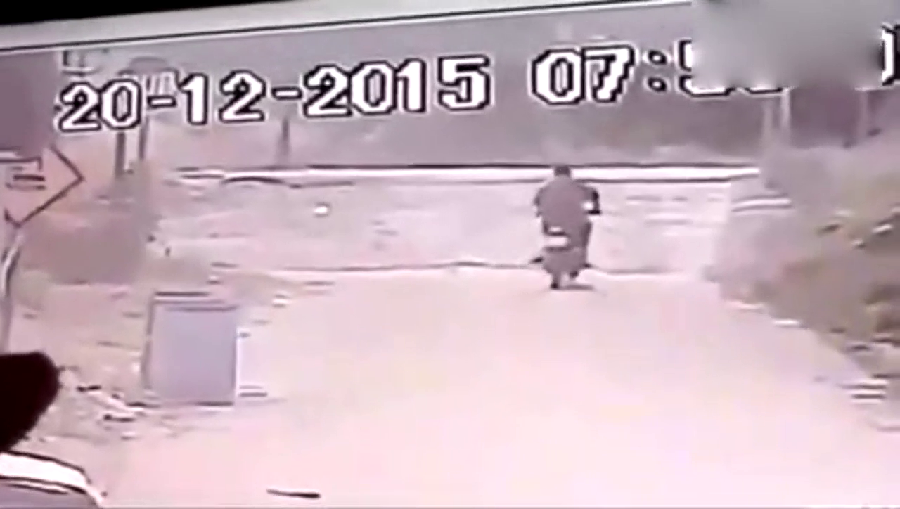 电动车终于碰到狠茬子了，扔下车撒腿就跑，头也不回！