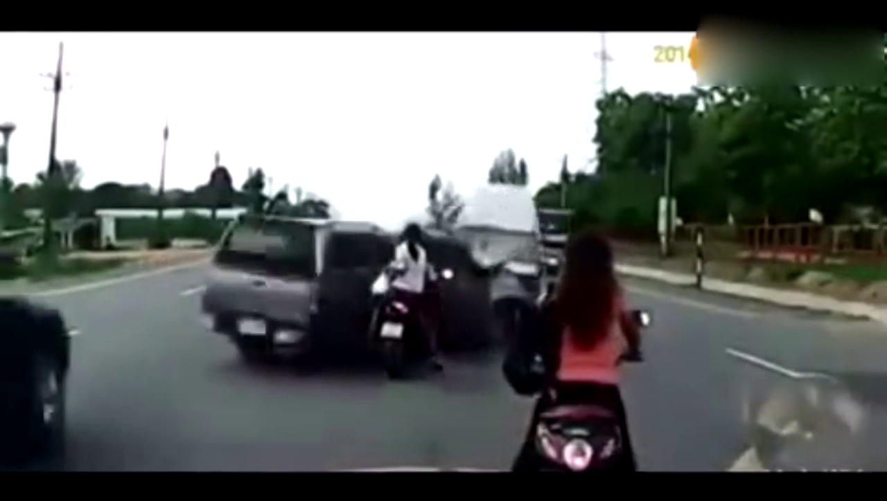 两辆电动车停在越野车后，她们绝没想到会这样丢掉性命！