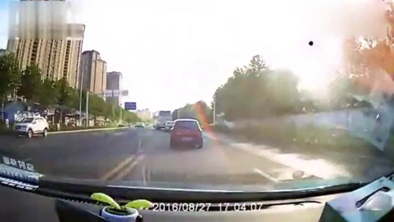 前车避让电动车刹车变道，后车追尾谁的责任？