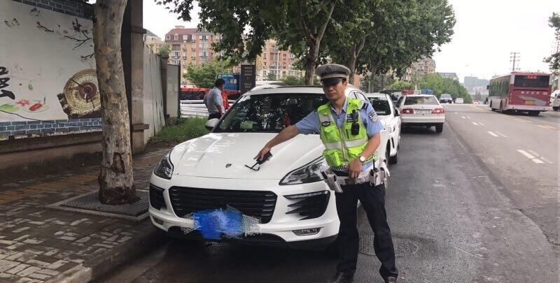 南京交警看到可疑保时捷, 细看原来是众泰SR9, 五天抓到两辆了