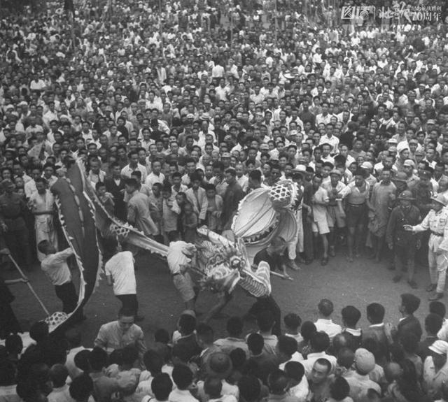 老照片1945年中国人民庆祝抗战胜利鼓舞人心