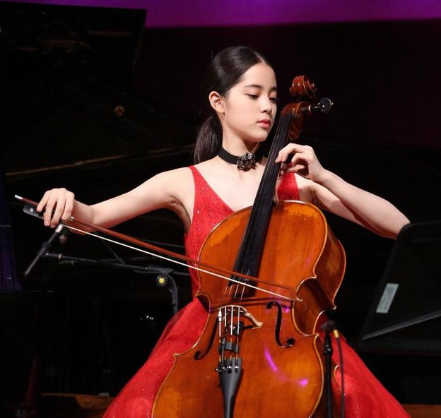 欧阳娜娜入学，网友:兜兜转转还是发现上学好，好好拉大提琴别演戏了