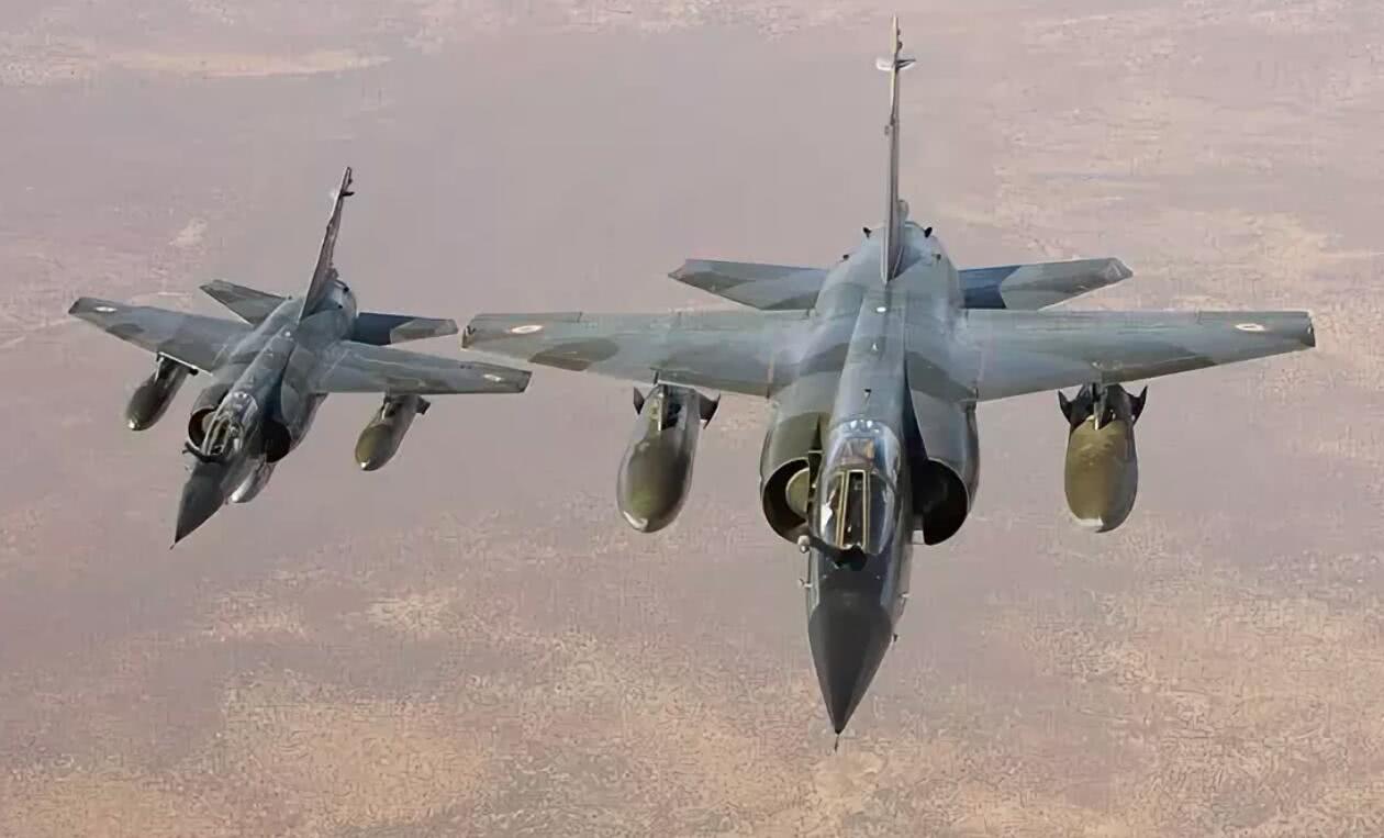 打死不学美国F-16!法国幻影2000为何布局老套