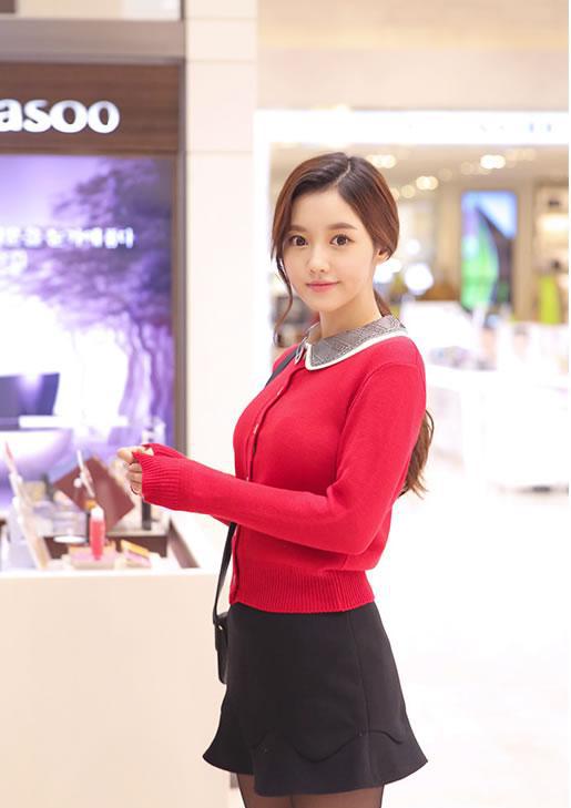 孙允珠红色系长衫加短裙 迷人风情尽在举手投