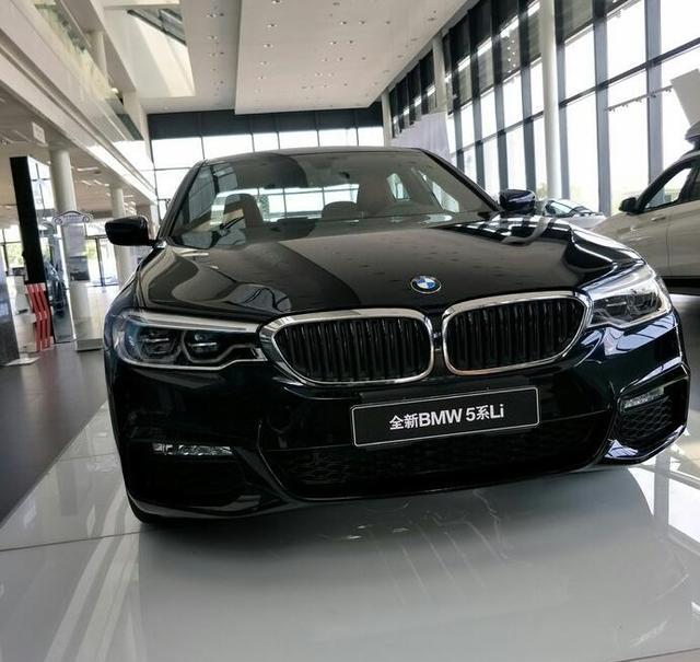 最火豪华轿车换代，颜值不输奔驰E不敢加价，奥迪A6L优惠十万