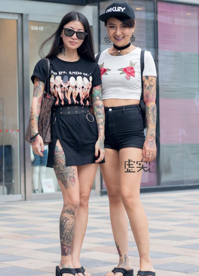 路人街拍: 纹身女孩, 霸气侧露, 够火辣