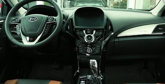 全新比亚迪秦EV惊艳上市，搭载智能网联系统，实用性强