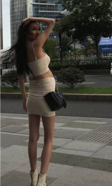 这又细又长的美腿也没谁了,身材好的美女就是任性,不管是怀孕中还是生