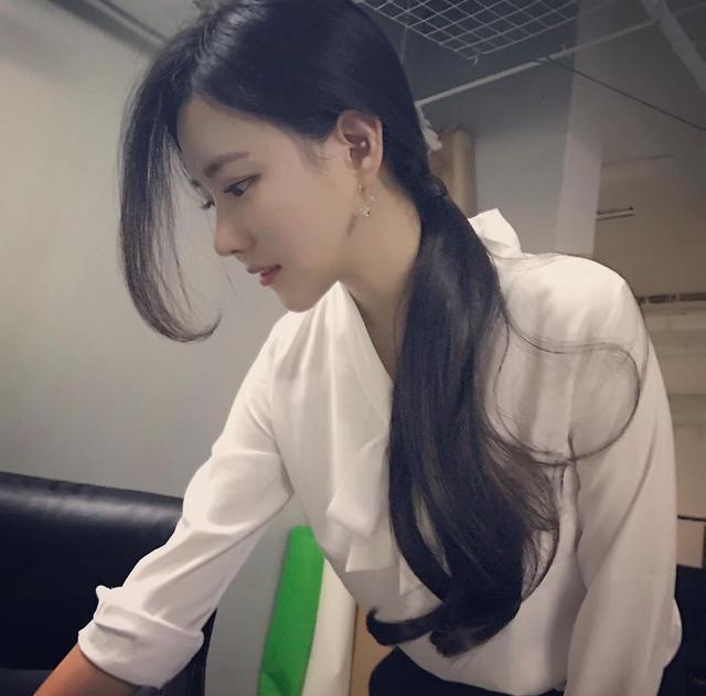 别动,蹲下举起手来!这动作没毛病