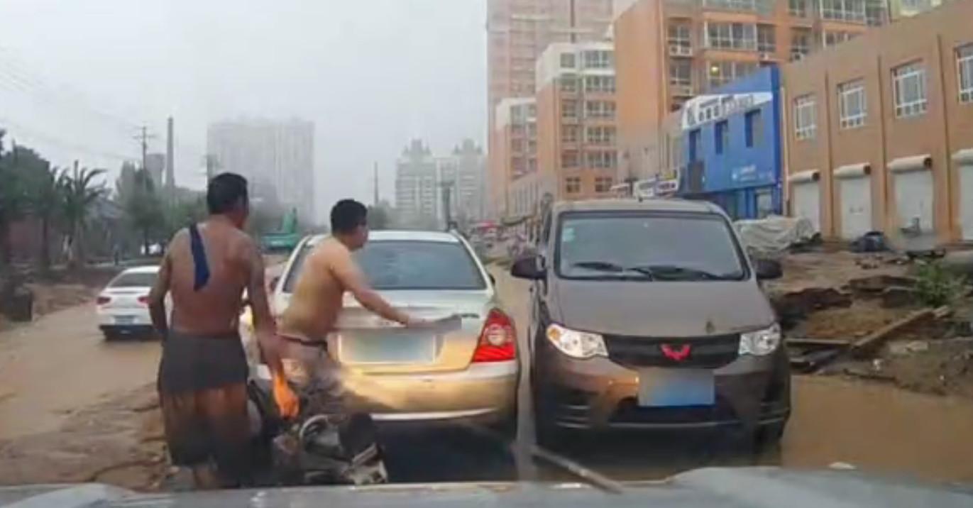 五菱宏光和轿车较劲, 轿车司机掏出一样东西, 五菱立刻软了