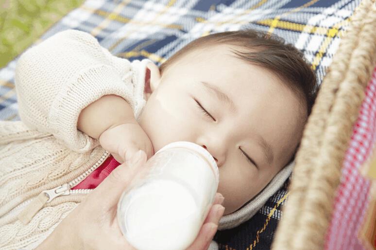 给孩子喝牛奶的最佳时间,原来我们一直都做错