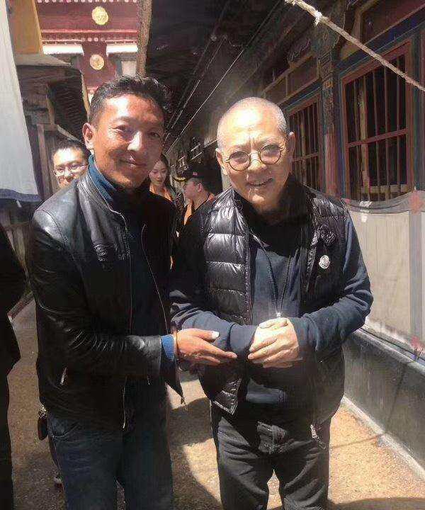 李连杰1963年出生于北京,自幼学习武术,1982年出演个人首部电影