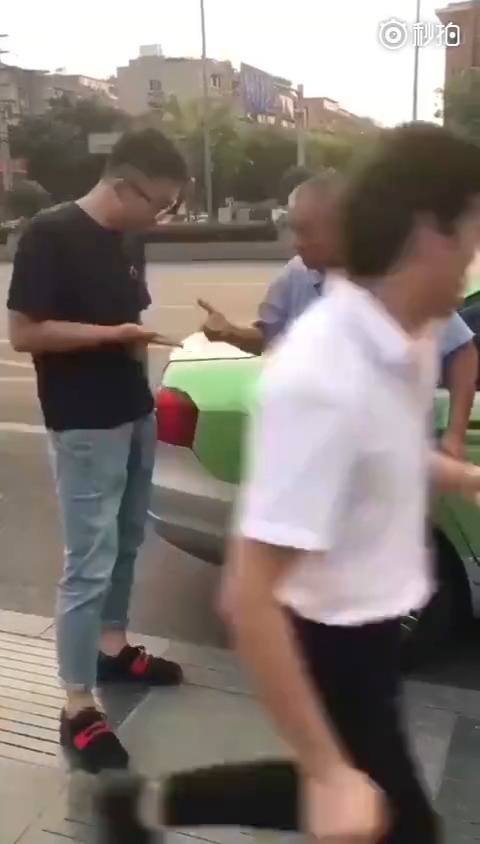 一奔驰车与出租车发生交通事故，出租车主索要700修车费