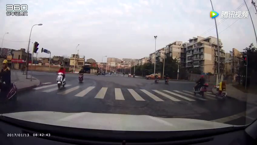 电动车闯红灯真是无法无天，谁来管管他们？