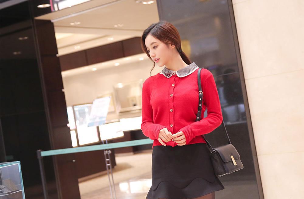 孙允珠红色系长衫加短裙 迷人风情尽在举手投