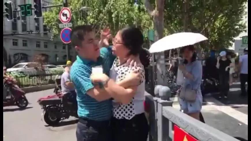 南京街头原配抓小三被丈夫奥迪顶行火遍全网,