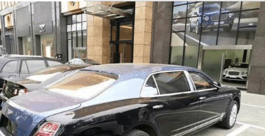 富豪夫人提全球限量版加长宾利慕尚, 私人定制总价超过800万