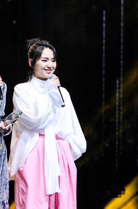 周笔畅最新高清未修图, 脸部浮肿造型邋遢, 网友