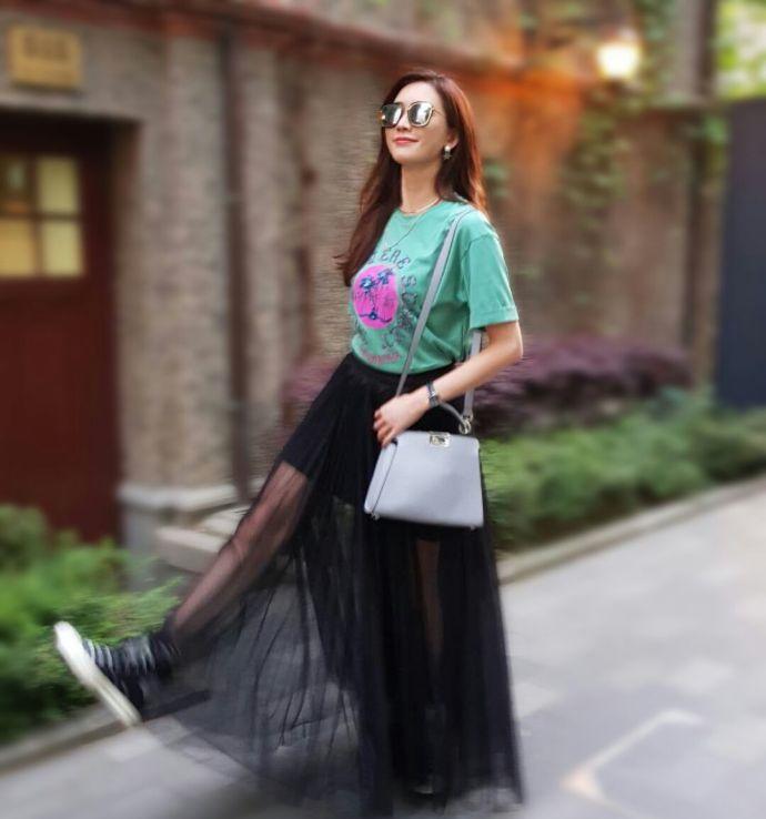 林志玲现身机场,又嫩出新高度,白T配短裙,一下