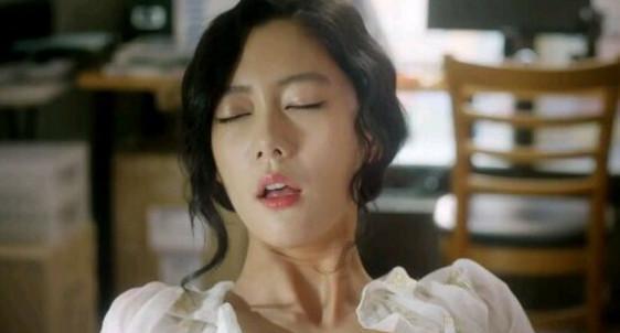 李成敏全球第二大美女花样吹裙子, 曾三个表