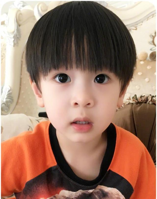 吴尊首晒儿子max正面清晰照片, 大眼萌娃帅气颜值不输