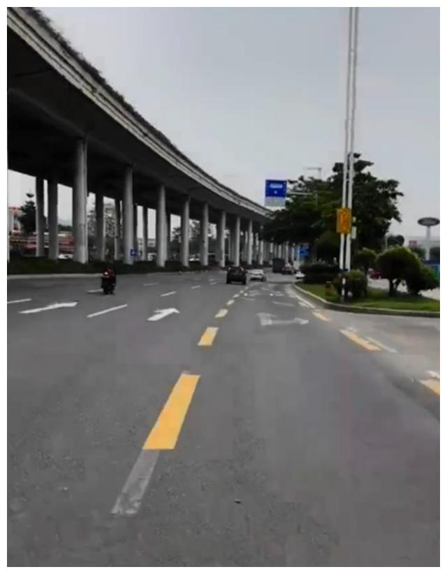 街头偶遇32万宝马HP4机车,看到车主头盔时,网友直呼:有钱人!