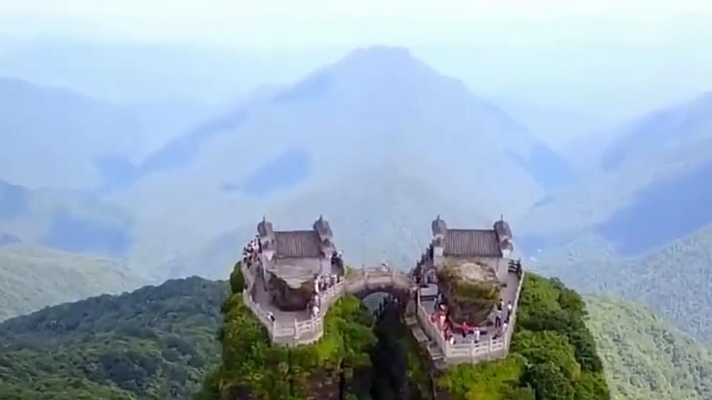 贵州第一名山, ——一座被一劈为二用天桥连接的梵净山