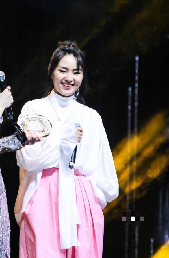 周笔畅最新高清未修图, 脸部浮肿造型邋遢, 网友