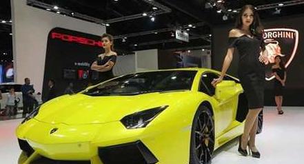 看看国内车模再看看泰国车模 感觉一个卖肉一个卖车