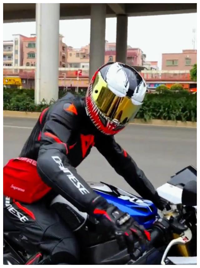 街头偶遇32万宝马HP4机车,看到车主头盔时,网友直呼:有钱人!