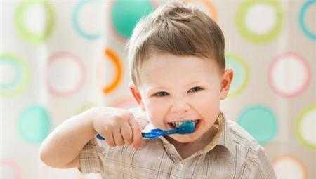 孩子几岁开始刷牙?90%的家长不知道,超过这个