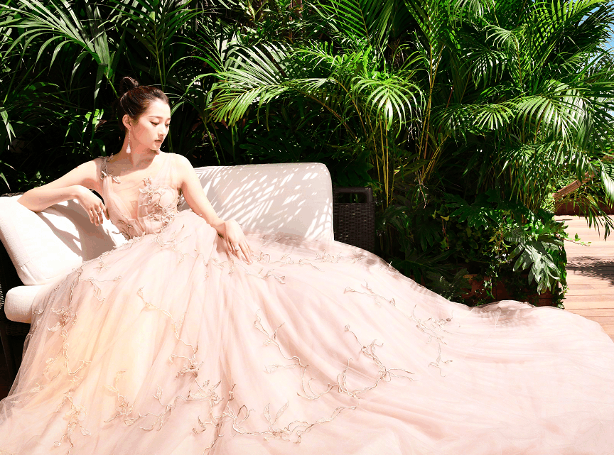 关晓彤粉色仙女裙亮相戛纳红毯，薄纱后面的性感隐约可见！