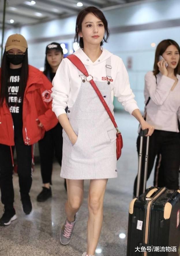 佟丽娅不得了, 一条灰色背带裙秀气质, 网友: 陈