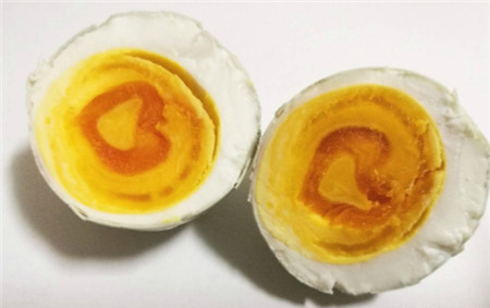 4种咸鸭蛋蛋黄变黑的原因,最后一种要少吃或者