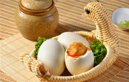 4种咸鸭蛋蛋黄变黑的原因,最后一种要少吃或者