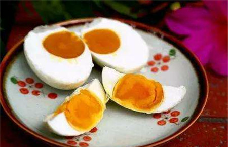 4种咸鸭蛋蛋黄变黑的原因,最后一种要少吃或者