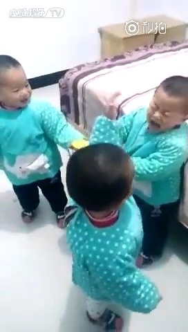 三包胎兄弟，在一起打架真有趣儿！不敢想象几十年后争家产的场面...那可够...