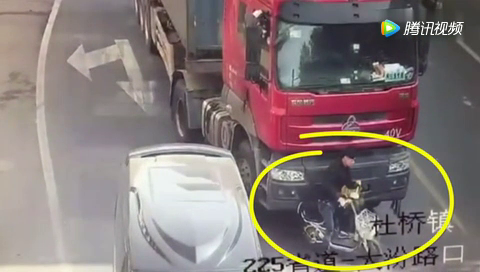 惊魂一刻！电动车男子被大车撞到 车尾爬出来